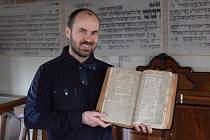Mimořádný výtisk knihy od židovského učence Šacha z roku 1677 se v minulých dnech podařilo získat v aukci holešovské synagoze. Výjimečné vydání přicestovalo do Holešova až z New Yorku a rozšíří stávající expozici rabínových knih, zároveň bude nejstarší z 