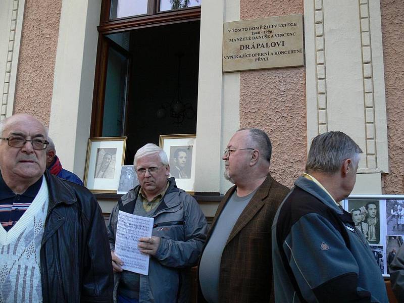 V pátek 21. října 2011 byla v Kroměříži slavnostně odhalena pamětní deska Vincence a Dany Drápalových na jejich rodném domě.