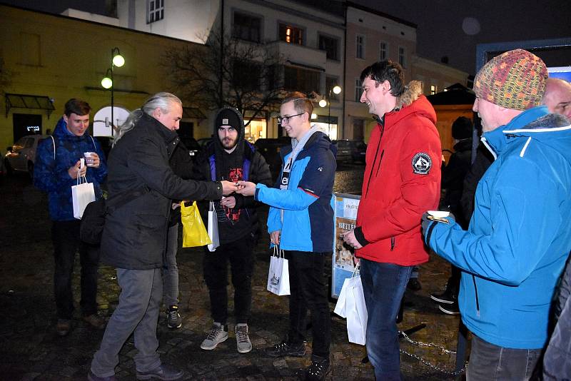 Ve čtvrtek 16. prosince 2021 v Holešově za účasti autorů, studentů SŠNO v Bystřici pod Hostýnem, slavnostně odhalili lavičku prezidenta Havla. Ta by se měla stát novým místem setkávání lidí.