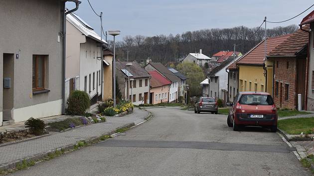 Věžky se nachází zhruba 11 kilometrů západně od Kroměříže. V obci, která se proslavila zahrádkářskými výstavami, aktuálně žije přes 400 obyvatel.