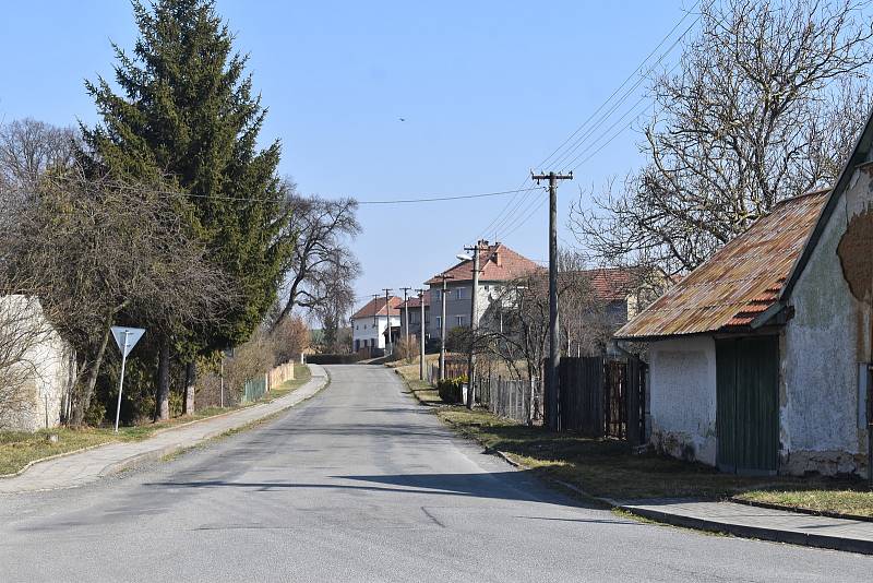 Pačlavice se nachází asi 17 kilometrů jihozápadně od Kroměříže, na samé hranici Zlínského kraje. Pod Pačlavice spadají také Pornice a Lhota.