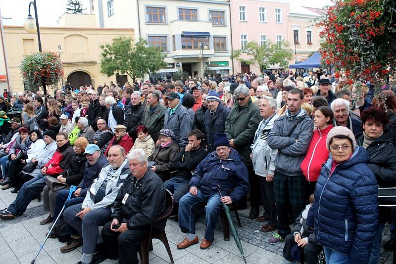 V Holešově přišly na setkání s prezidentem stovky lidí.