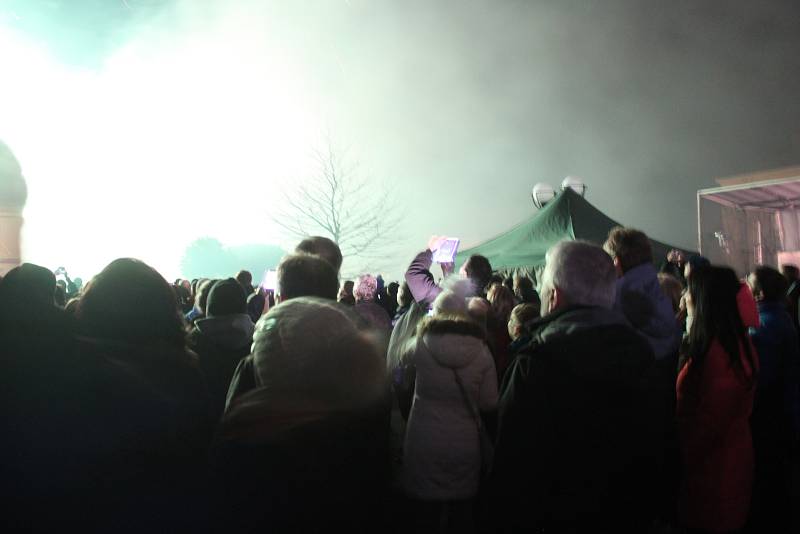 Silvestrovský ohňostroj a koncert kapely kapely Tip Top-Q na Hanáckém náměstí v Kroměříži
