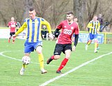 Lídr fotbalového krajského přeboru z Otrokovic (ve žlutém) opět o víkendu slavil vítězství, 7:0 nad Nedašovem.