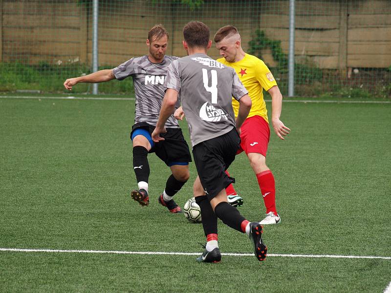 Fotbalisté Kroměříže (ve žlutých dresech) v pátečním přípravném zápase prohráli v Hodoníně 1:3.