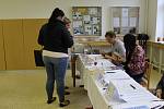 Volební místnost v holešovské 1. základní škole zastřešuje velkou část voličů s trvalým pobytem na městském úřadě. Volební účast tam je proto tradičně nižší než v ostatních místnostech.