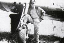 70 let loni uplynulo od letecké bitvy nad oblastí Hané, při níž přišel v srpnu 1944 u Věžek na Kroměřížsku o život americký pilot James E. Hoffman. Na snímku stojí u svého letounu Mustang, který byl poškozen už během bitvy v červnu 1944.