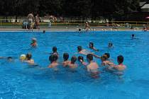 V parném létu je nejlépe u vody. Na koupaliště Bajda vyrazily desítky lidí.