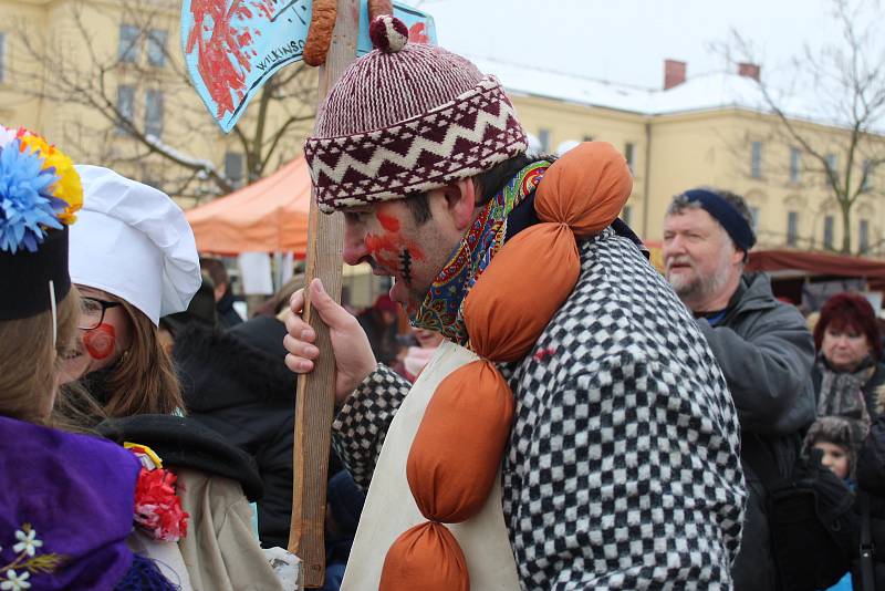 Druhá únorová sobota byla na Kroměřížsku ve znamení masopustu. Tradiční Masopustní jarmark nechyběl ani v Kroměříži, a to za doprovodu maškar, dechové hudby a regionálních specialit.