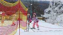 Troják, jediný aktuálně fungující ski areál, přilákal i ve čtvrtek dopoledne desítky milovníků lyžování. Na svahu se to hemžilo jak těmi ostřílenými, kteří spíše trénují na vyšší hory, tak i nejmenšími lyžaři.