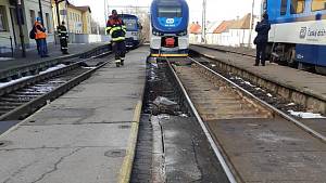 Osobní vlak Českých drah vykolejil ve stanici Hulín.