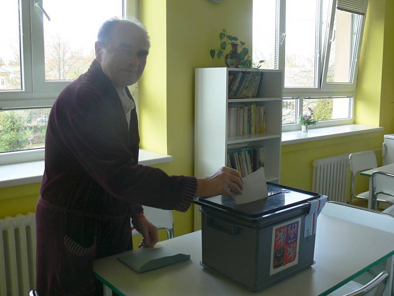 O volební právo nebyli ochuzeni ani pacienti kroměřížské nemocnice. Volební komise se za nimi vydala v pátek ve tři hodiny odpoledne.