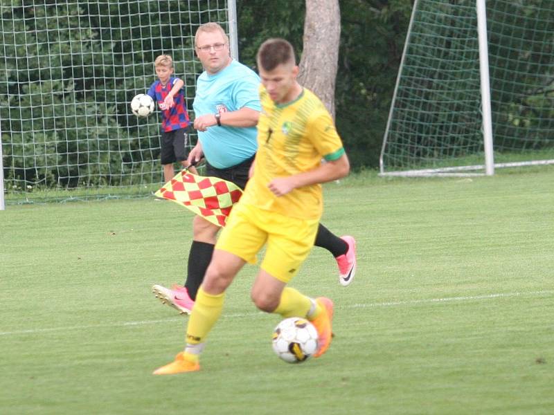 Fotbalisté Zborovic B (v červeném) ovládli 1. kolo III. třídy OFS Kroměříž v Bezměrově, kde porazili domácí 4:0.