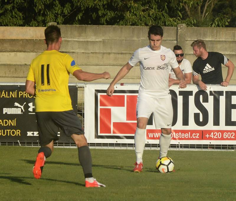 Fotbalisté třetiligové Kroměříže (ve žlutých dresech) porazili divizní Lanžhot 2:0 po prodloužení a postoupili do druhého kola MOL Cupu.