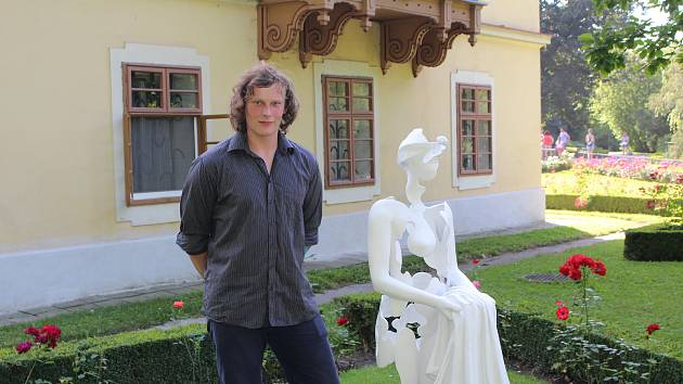 Na výstavě Sochy v zahradě ukázal své dílo mezi jinými Tomáš Zelený.