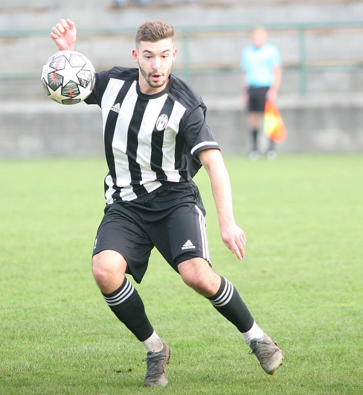 Divizní fotbalisté Holešova (v bílo-černém) doma v rámci 10. kola podlehli 0:1 Novým Sadům.