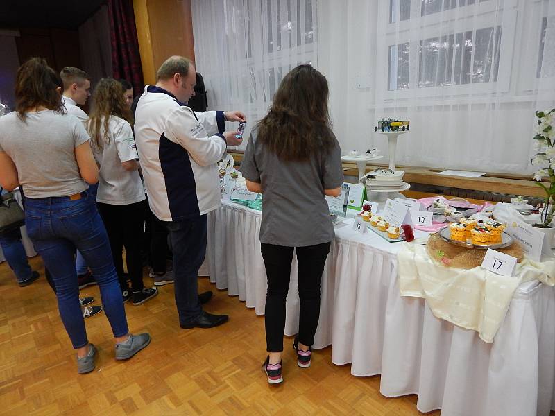 Kroměřížská Střední škola hotelová a služeb hostila předposlední březnový týden sedmý ročník gastronomické soutěže Gastro Kroměříž. Už tradičně na ni dorazili kuchaři, cukráři, baristé a sommeliéři ze Slovenska, Polska, Portugalska, nebo Itálie.