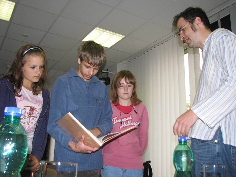 V Knihovně Kroměřížska se v pondělí 22. června 2009 konala beseda se spisovatelem Markem Tomanem, který žákům osmých tříd jedné kroměřížské školy představil svou novou knihu Golem.