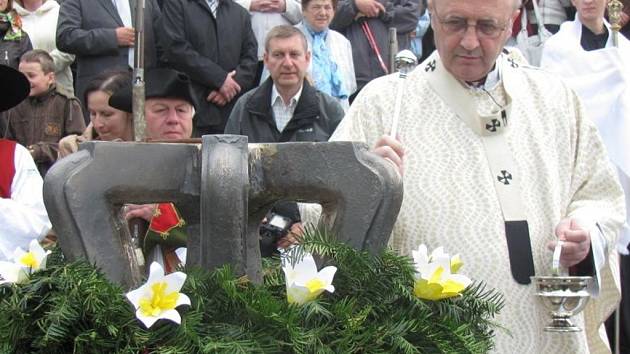 Arcibiskup Jan Graubner posvětil v neděli 6. května nové zvony pro hostýnskou baziliku.