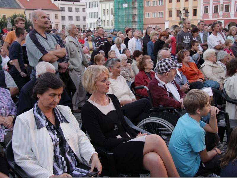 V rámci oficiální návštěvy Zlínského kraje se prezident Miloš Zeman ve čtvrtek 5.8. setkal na náměstí v Kroměříži s občany: přivítala ho tamní starostka Daniela Hebnarová, nechyběly ale ani protestní transparenty.