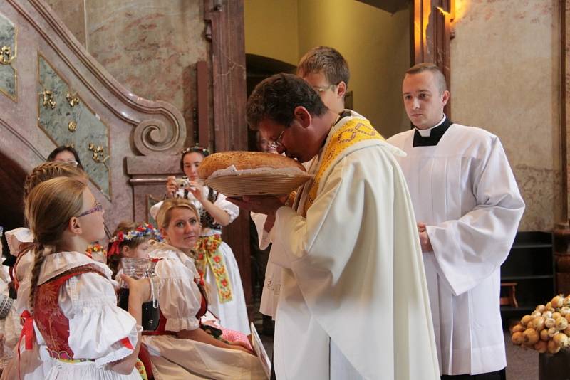 Nultý ročník slavnosti Dožínek se konal v neděli v Holešově. Program začal průvodem města, pokračoval mší svatou v chrámu Nanebevzetí Panny Marie. Odpoledne následoval kulturní program ve Smetanových sadech.