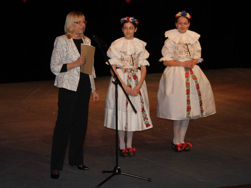 Jaro přivítaly děti v Kroměříži tancem. V Domě kultury se konala tradiční přehlídka hanáckých folklorních souborů.