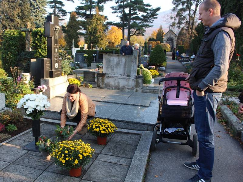 Dušičky na hřbitově Bystřice pod Hostýnem.  Manželé Skibinští