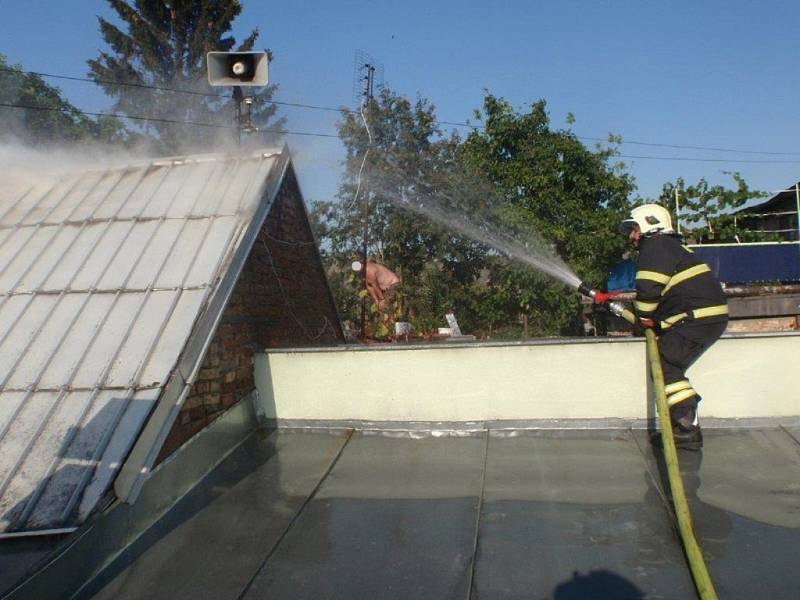 Požárem byla zničena střecha rodinného domu v Morkovicích.