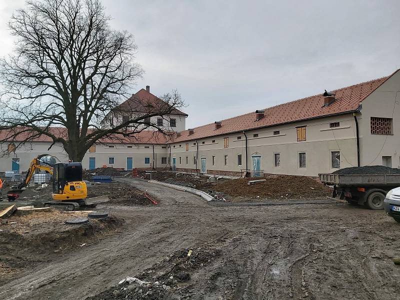 Hospodářský dvůr v Rymicích, opravy, únor 2021.