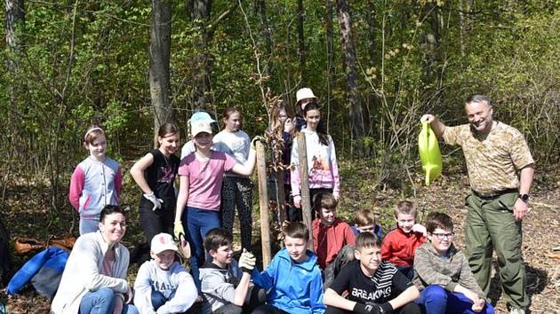 Na výsadbě nových stromů v Kroměříži se podílejí také žáci a studenti tamních škol.