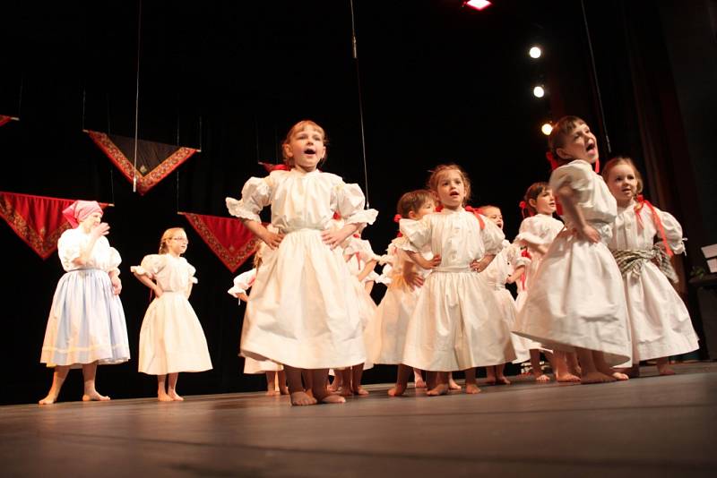 Jaro přivítaly děti v Kroměříži tancem. V Domě kultury se konala tradiční přehlídka hanáckých folklorních souborů.