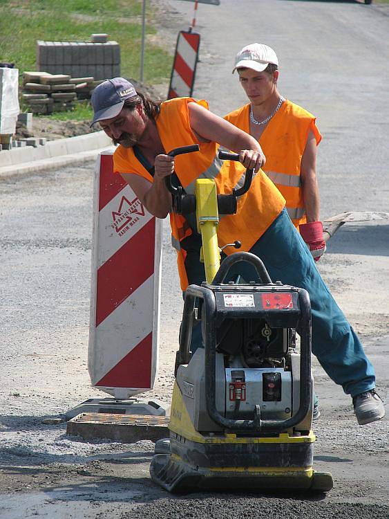 V Bařicích dělníci až do konce září opravují odvodnění a povrch cesty, včetně položení nové obrusné vrstvy