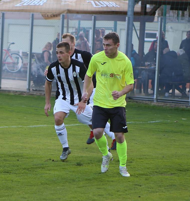 Fotbalisté Holešova (bílo-černé dresy) v derby nestačili na Skaštice 0:3.