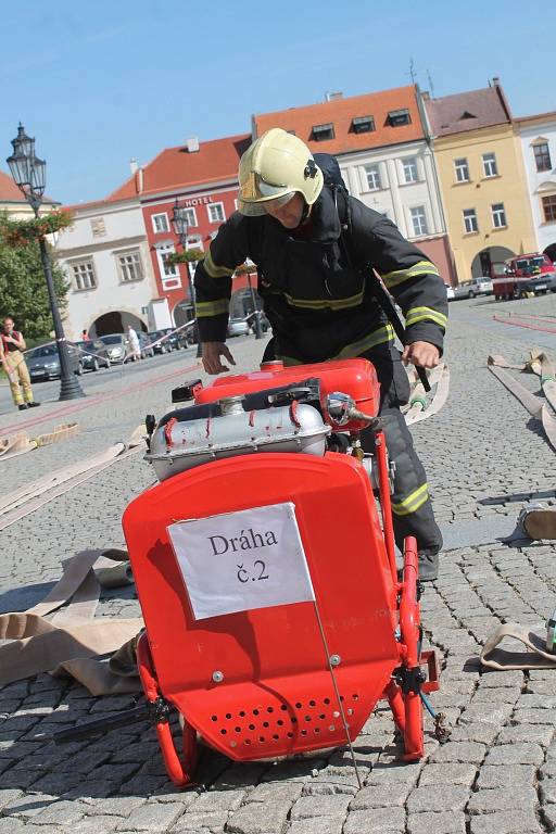 V soutěži TFA O nejtvrdšího hasiče se 17. září na Velkém náměstí v Kroměříži utkaly desítky závodníků.