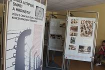 Knihovna Kroměřížska nabízí výstavu Místa utrpení, smrti a hrdinství, která ukazuje život českých vězňů v koncentračních táborech.