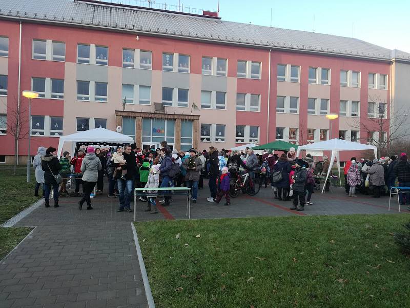 Vánoční jarmark je v ZŠ Hulín už tradice. Výtěžek z prodaných výrobků pak každoročně pomáhá modernizovat školu.