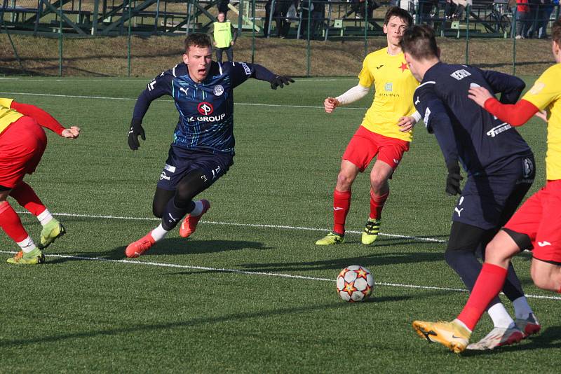 Fotbalisté Slovácka (modré dresy) na úvod zimní přípravy přehráli třetiligovou Kroměříž 5:1.