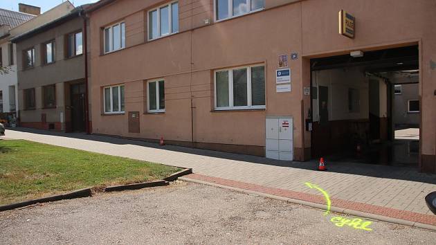 Opilý cyklista v Morkovicích boural do policejní budovy. Krvácel z tepny -  Kroměřížský deník