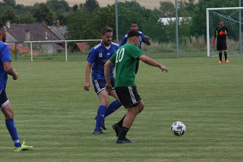 Jubilejní desátý ročník Memoriálu Antonína Vašáka ve Zborovicích ovládli fotbalisté Kvasic (červené dresy).