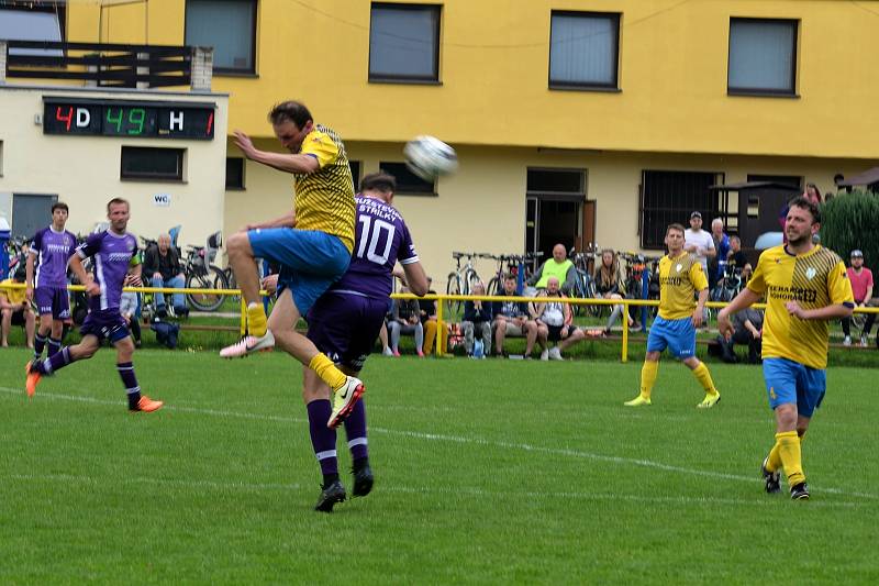 Fotbalová rezerva Kvasic (ve žlutém) ve 21. kole okresního přeboru doma porazila Střílky 4:1.