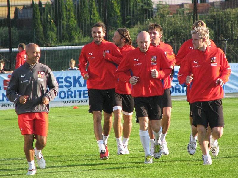 Čeští fotbaloví reprezentanti absolvovali v neděli 6. září 2009 na hřišti Hanácké Slavie Kroměříž otevřený trénink pro veřejnost. Příprava na další kvalifikační duel, které Češi sehrají ve středu v Uherském Hradišti proti San Marinu, přilákala stovky lidí