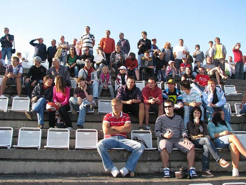 Čeští fotbaloví reprezentanti absolvovali v neděli 6. září 2009 na hřišti Hanácké Slavie Kroměříž otevřený trénink pro veřejnost. Příprava na další kvalifikační duel, které Češi sehrají ve středu v Uherském Hradišti proti San Marinu, přilákala stovky lidí