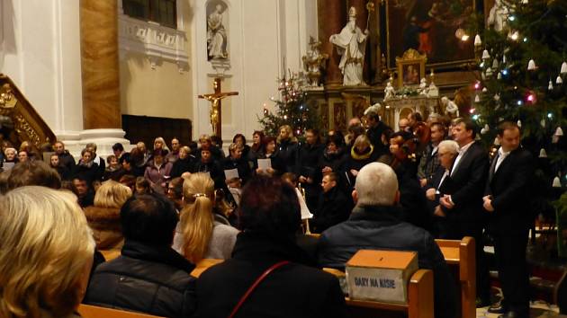 Vánoční koncert Česká mše vánoční Jakuba Jana Ryby přilákal v pátek 25.12. odpoledne do Kostela Nanebevzetí Panny Marie v Kroměříži desítky lidí.