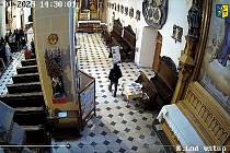 Záběr z bezpečnostní kamery v kroměřížském kostele, který zachycuje příchod zloděje na probíhající svatební obřad; prosinec 2023