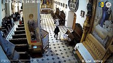 Záběr z bezpečnostní kamery v kroměřížském kostele, který zachycuje příchod zloděje na probíhající svatební obřad; prosinec 2023