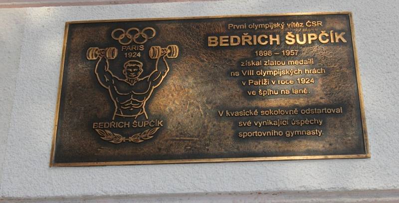 Ve středu 28. října 2015 v Kvasicích slavnostně odhalili pamětní desku olympionikovi Bedřichu Šupčíkovi.