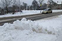 Noční sněžení znovu zkomplikovalo dopravu ve Zlínském kraji. Na snímku Holešov v pátek 16.12. 2022 dopoledne.