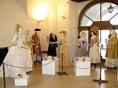 Co se nosilo v době Rokoka ukazuje výstava Krásy rokokové módy v Muzeu Kroměřížska na Velkém náměstí.
