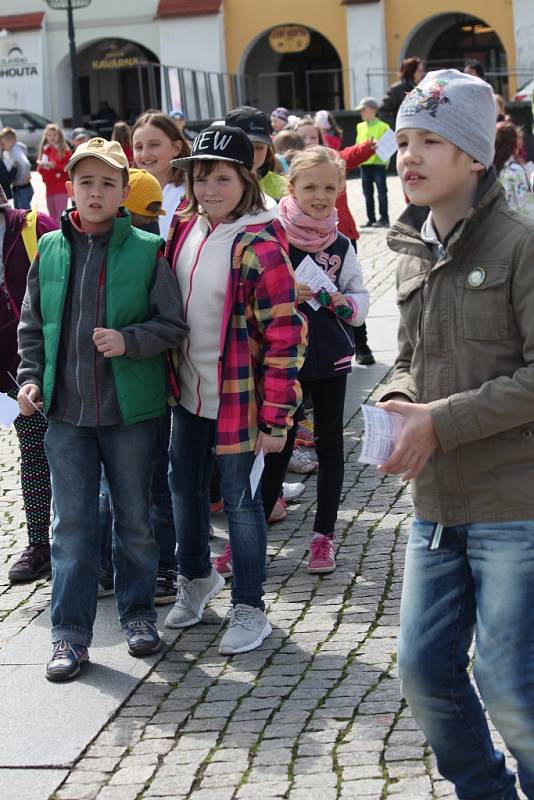 Děti z družin poznávaly ve středu odpoledne na kroměřížském náměstí byliny, stromy, luštěniny ale třeba i nebezpečný odpad v rámci osvěty Dne Země, který bude v pátek.