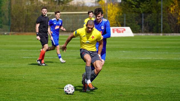 Fotbalisté Kroměříže (žluté dresy) prohráli ve šlágru 24. kola MSFL na hřišti druhé Sigmy Olomouc B 0:2.